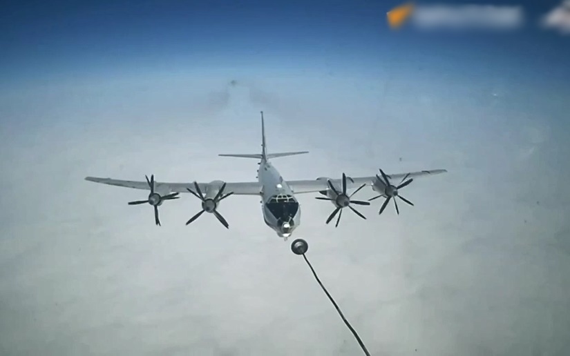Hình ảnh máy bay hải quân Nga tập trận và tiếp nhiên liệu trên không